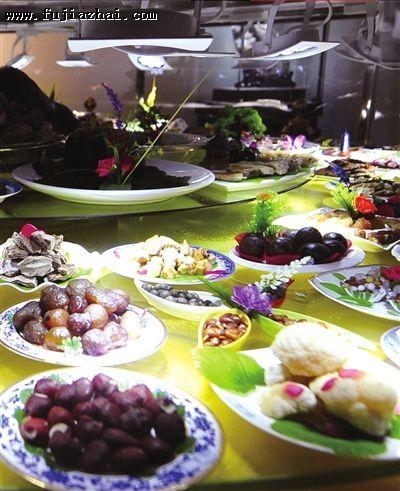 玛瑙制成的《满汉全席》。