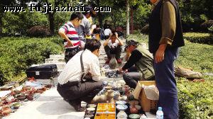 市民淘宝。记者 黄阳阳 摄