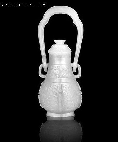 清乾隆青玉雕仿古兽面纹提梁卣，为青玉雕成。