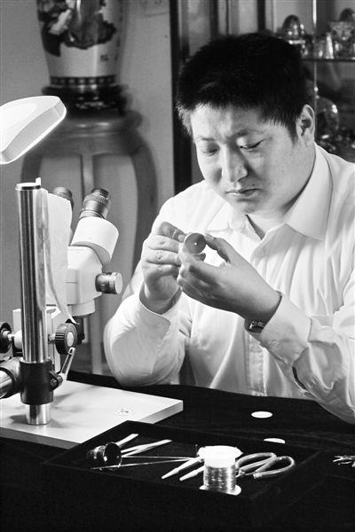 熊氏珐琅第三代传人熊松涛，是国内唯一一个能为欧洲高级手表品牌定制表盘的珐琅大师，他正在潜心打造珐琅表盘。熊氏珐琅供图
