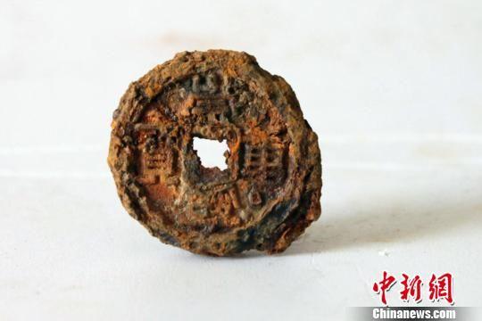图为发现的古钱币。陕西省文物局摄