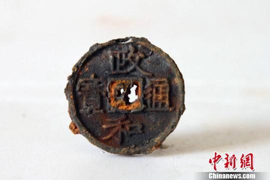图为发现的古钱币。陕西省文物局摄