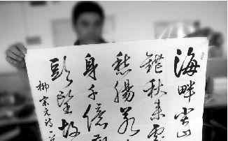 藏家向记者展示书法家石瑀的作品。