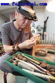 桃核可作画刻刀走龙蛇