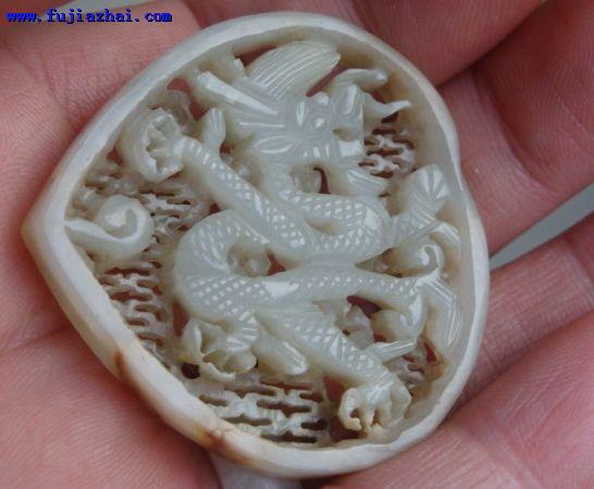 白玉镂雕桃形龙纹带板