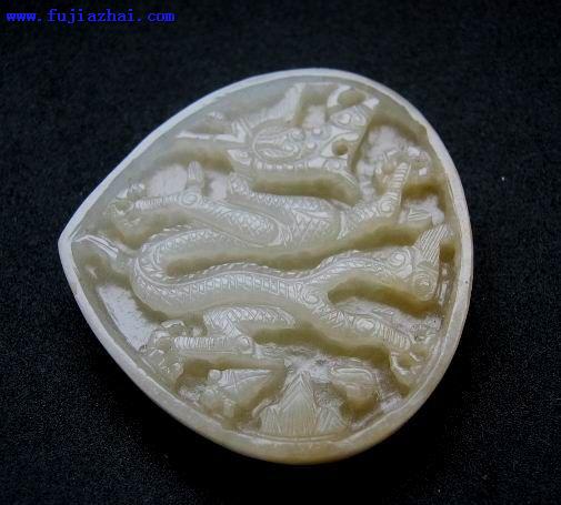 明代桃型龙纹玉带板，玉质青白偏白，带红黄沁色