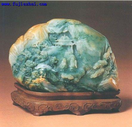 翠雕人物山水图山子，清中期。高16.1厘米，长24.7厘米，宽10.5。故宫博物院藏