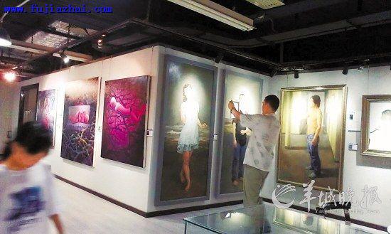 展会展出年轻画家的作品