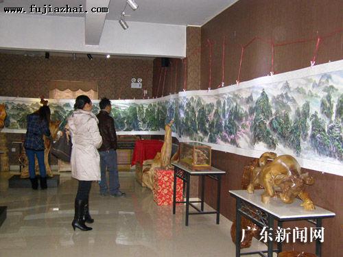 市民观赏《江山如画》长卷