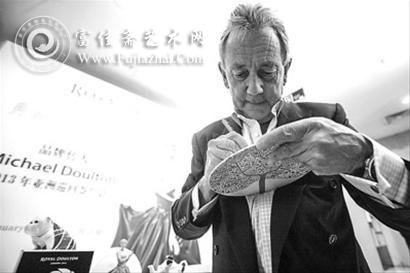 迈克尔·道尔顿认真地为其英伦风格的瓷器签名 