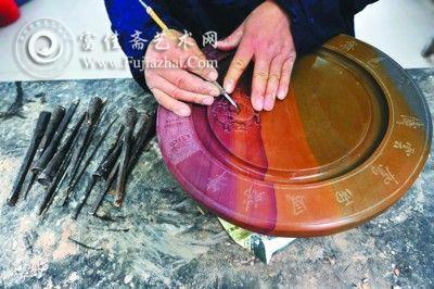 正在雕刻的紫金砚台,具有天然的4种颜色。