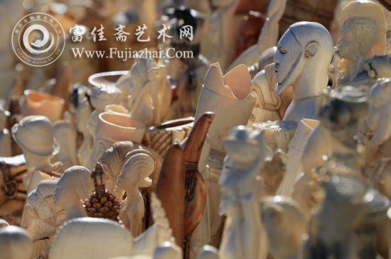 美国销毁一批重大6吨的象牙及象牙制品