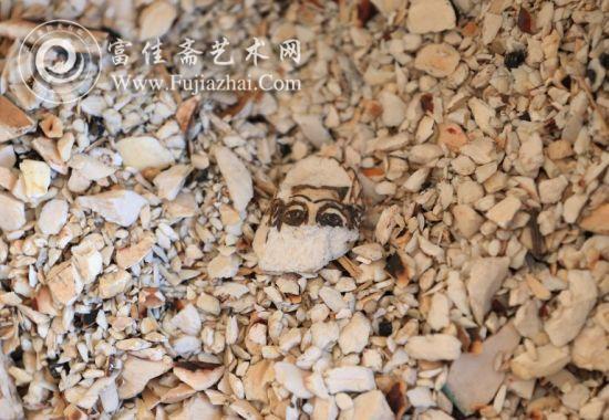 美国销毁一批重大6吨的象牙及象牙制品