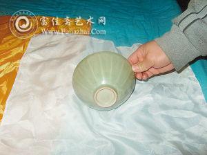 南宋龙泉窑青釉菊瓣纹碗