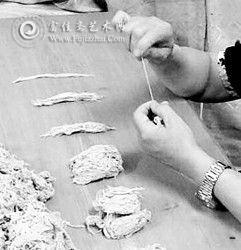 鲁庵印泥制作主要流程 挑选艾绒 鲁庵印泥制作主要流程 挑选艾绒