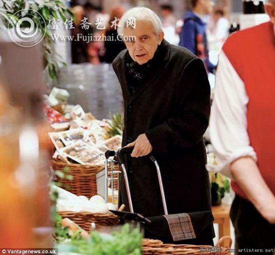 2013 年11月，古利特在超市购物。