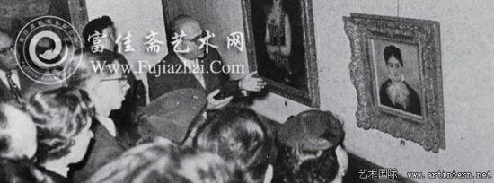 上图为1954年，老古利特在画展上为观众讲解。