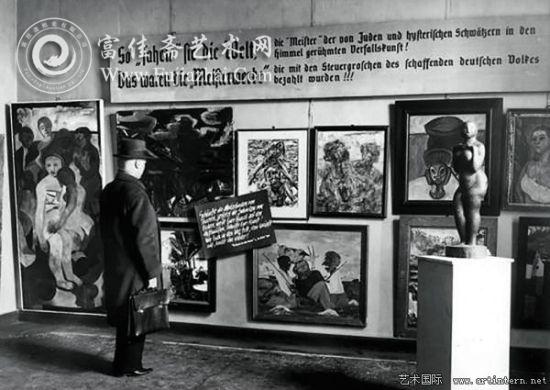 上图为1938年，纳粹在柏林举办&ldquo;堕落艺术展&rdquo;。