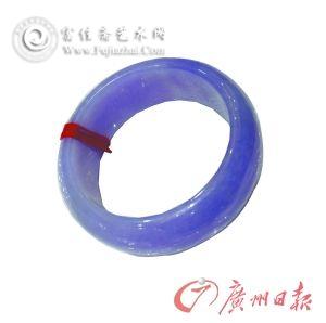 满色的紫色翡翠手镯要400万元一只。