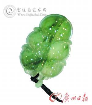价值几十万元的蓝底飘花翡翠吊坠。
