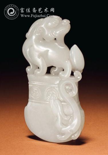 清十八世纪　白玉神兽钺形佩