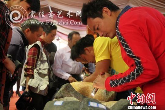众多买家手拿电筒，认真地在挑选“宝贝”。　吴华丽　摄