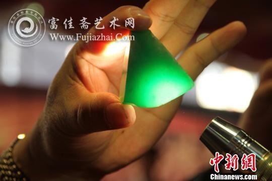 竞拍冠军“盈江之春”，该原石最终以610万元人民币拍出。　吴华丽　摄