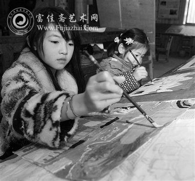 3月17日，在广西三江侗族自治县独峒乡，三年级的小学生吴菲菲（左一）在农民画培训馆学画。