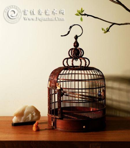 【在山居·文房专场】清 白玉垂钓山子 高：7.2cm；清 翁大年款天禄纽田黄章 高：5cm 36.5克；清 竹雕鸟笼 高：44cm
