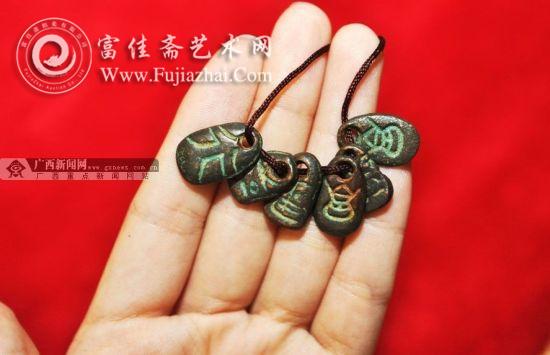 鬼脸钱上通常刻有铭文，如&ldquo;紊&rdquo;、&ldquo;咒&rdquo;&ldquo;哭&rdquo;等