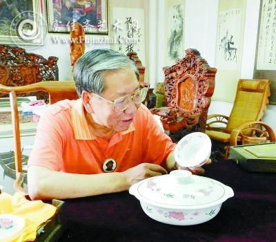 罗玉其在挂满藏品的家中鉴赏精美“毛瓷”