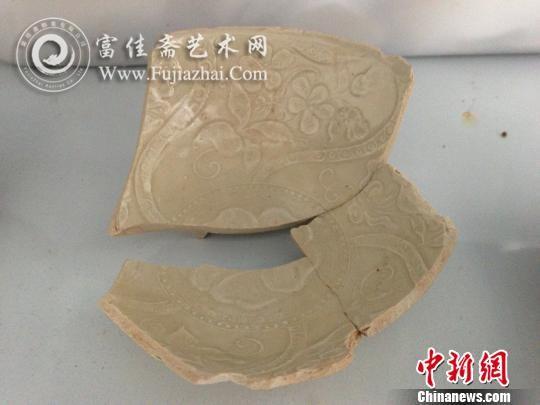 缠枝牡丹小碗。　张鹏翔　摄