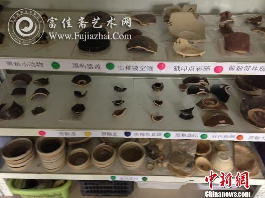 已经被清理出的部分瓷片。 张鹏翔 摄