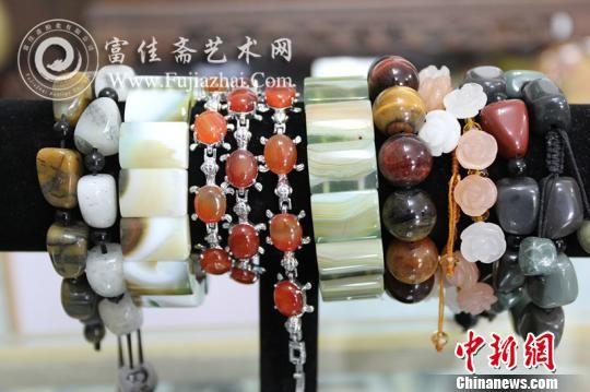 “金丝玉”最初称之为戈壁玉，后来又命名为克拉玛依玉，因为“金丝玉”出自丝绸之路新疆北部的克拉玛依及周边各地，稀缺珍贵，2011年研究专家正式将克拉玛依玉改名为“金丝玉”。雕刻的手链。 陶拴科 摄