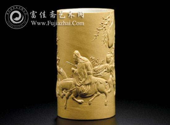 清道光 黄釉高浮雕&ldquo;踏雪寻梅图&rdquo;笔筒