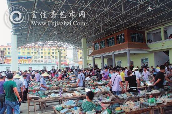 玉石毛料公盘现场人潮涌动 通讯员 刀勇 摄