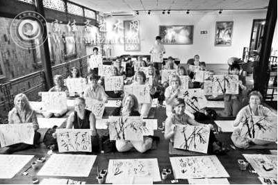 图为&ldquo;油画第一村&rdquo;受到老外的青睐。