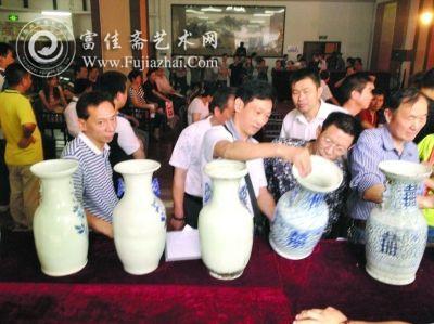 香港路文物监管品市场举办无底价拍卖，引起藏友关注 记者 张辉 摄