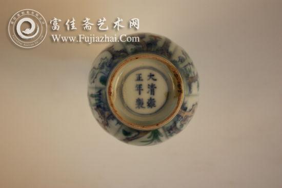 图4-2 白地斗彩瓜楞直口瓶 图4-2 白地斗彩瓜楞直口瓶