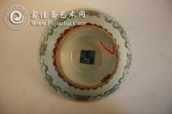 图5-3 白地斗彩八吉祥纹高足碗 图5-3 白地斗彩八吉祥纹高足碗