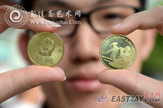 市民小章向记者展示纪念币。