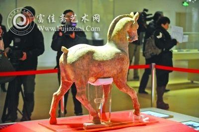 汉代陶马“同手同脚”。